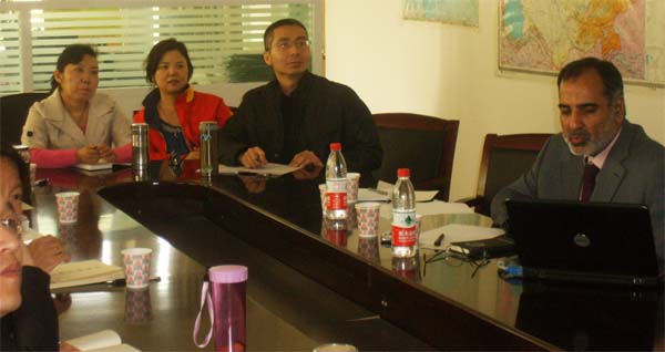 DG IPS delivering his presentation while scholars of Institute of Central Asia, Xinjiang Academy of Social Sciences look on.